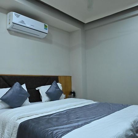 Hotel Sury Villa Ахмедабад Экстерьер фото