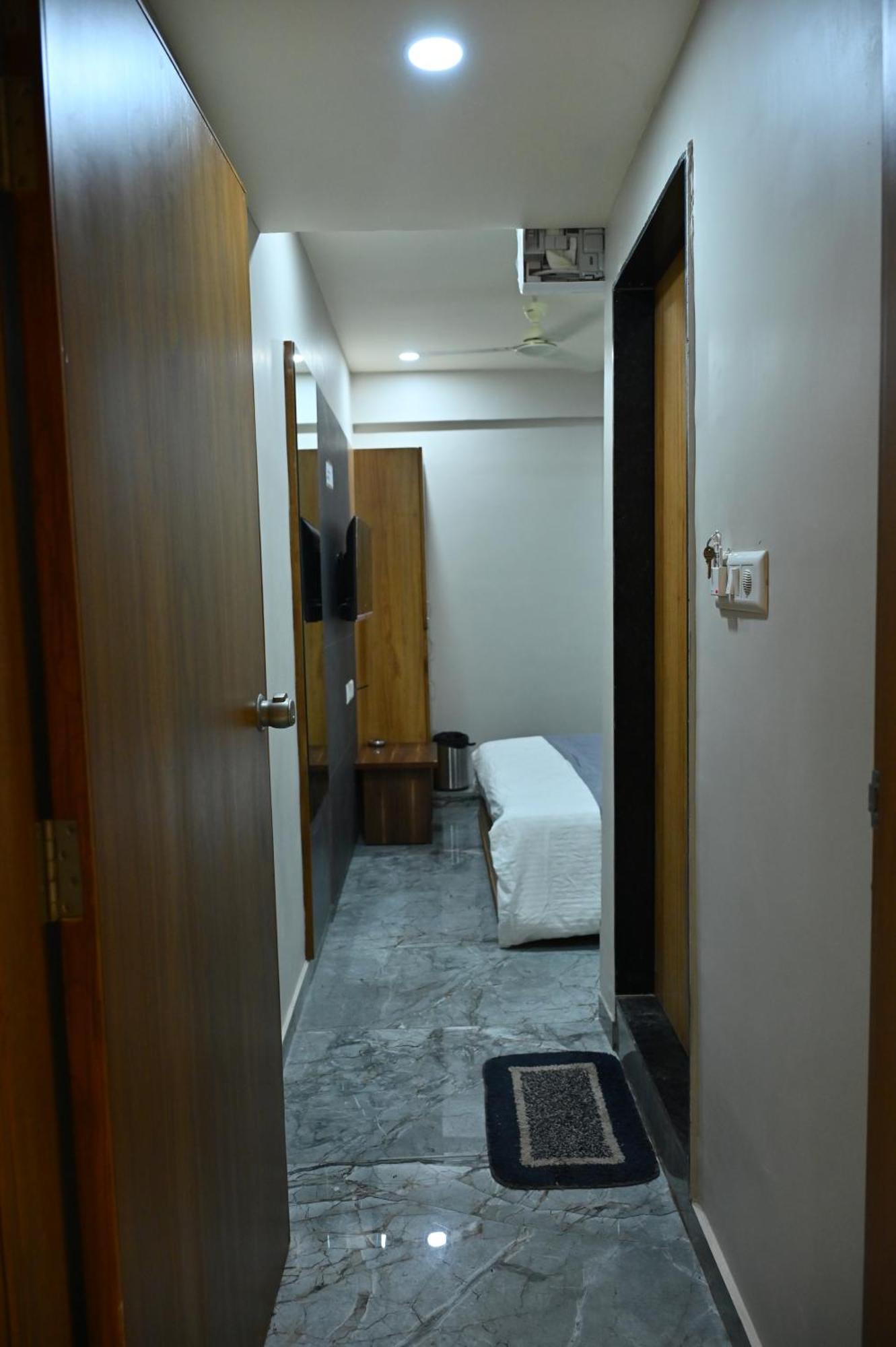 Hotel Sury Villa Ахмедабад Экстерьер фото