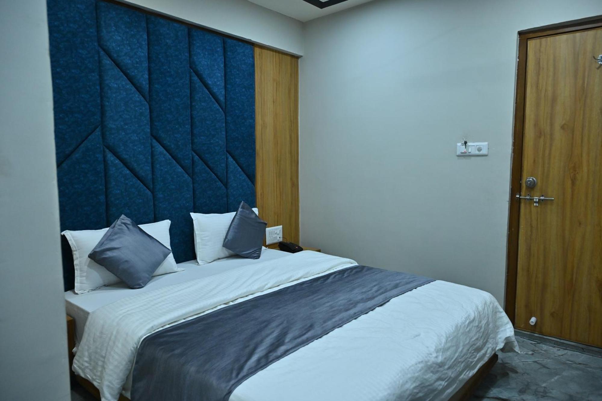 Hotel Sury Villa Ахмедабад Экстерьер фото
