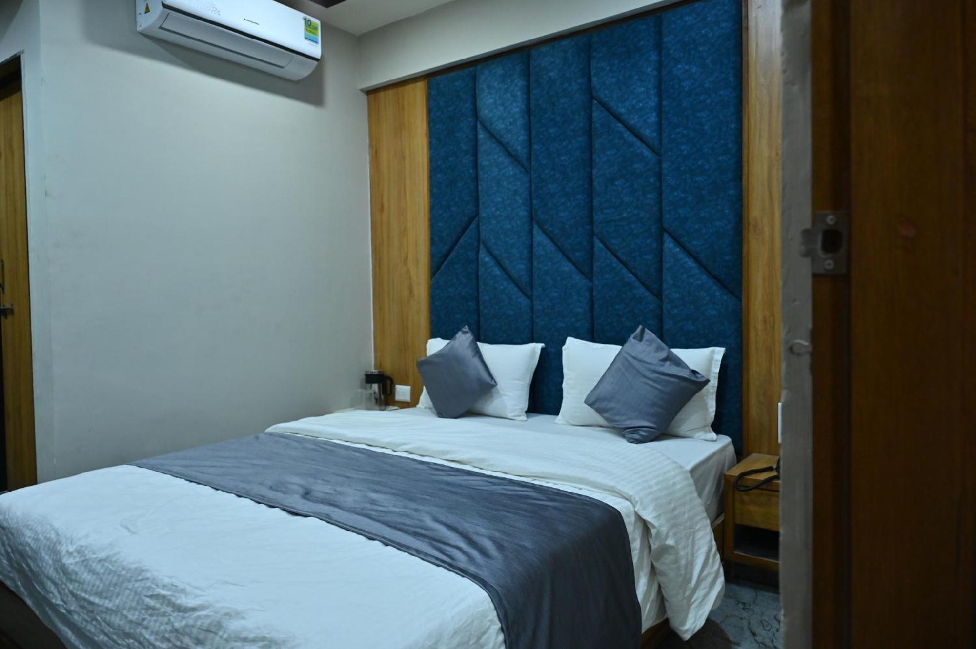 Hotel Sury Villa Ахмедабад Экстерьер фото
