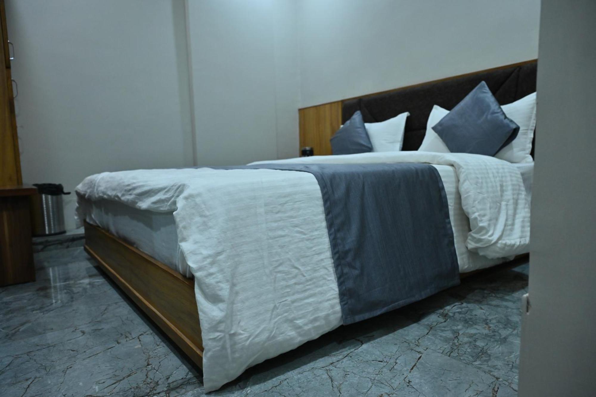 Hotel Sury Villa Ахмедабад Экстерьер фото