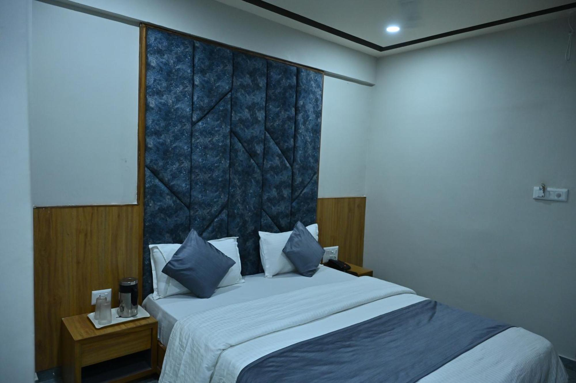 Hotel Sury Villa Ахмедабад Экстерьер фото