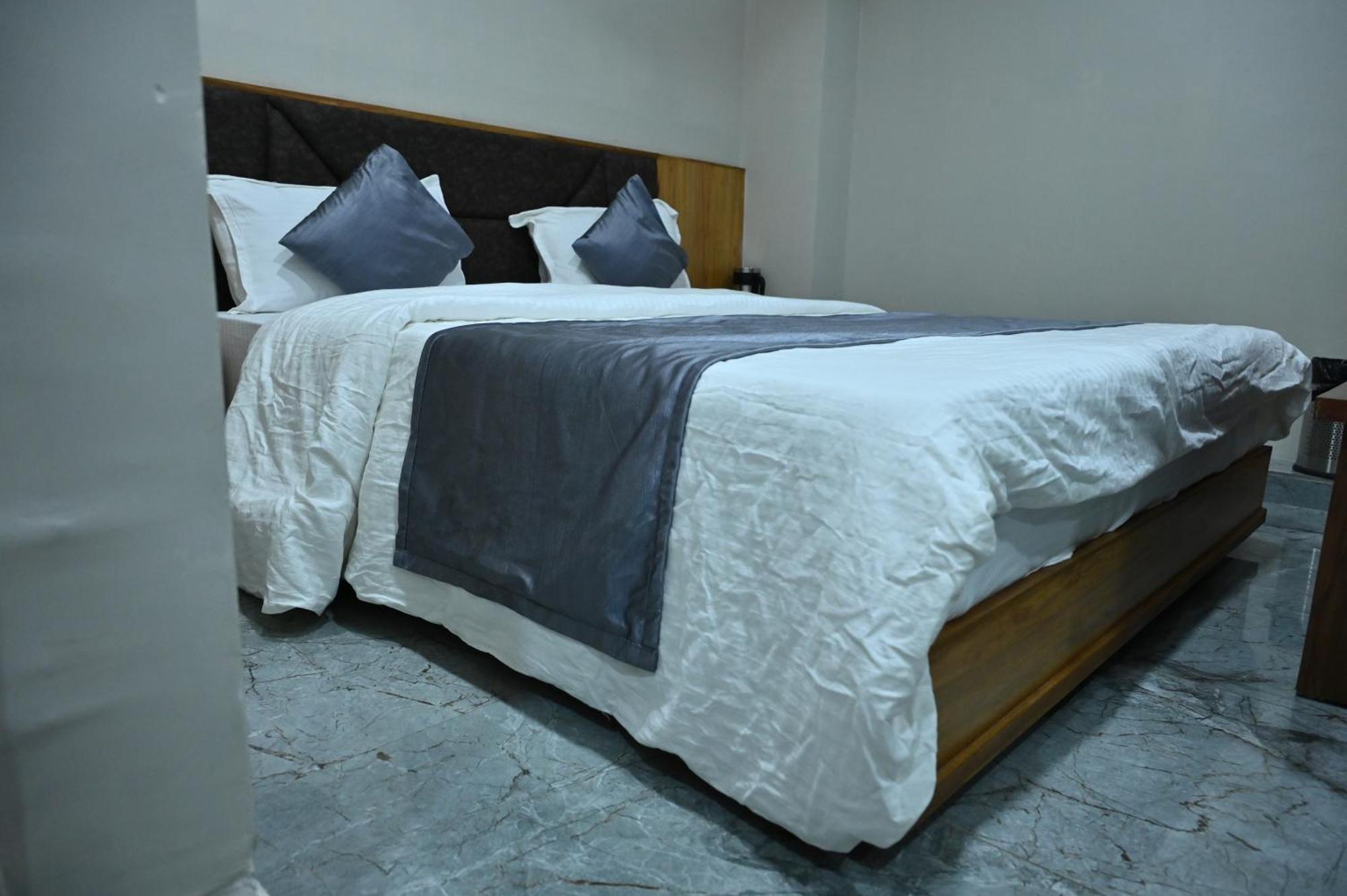 Hotel Sury Villa Ахмедабад Экстерьер фото