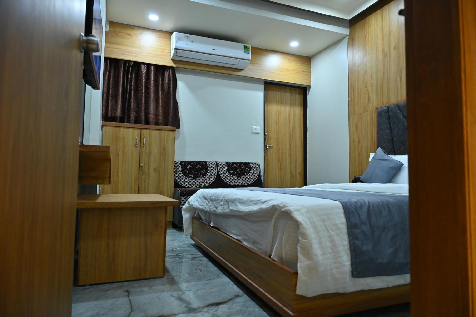 Hotel Sury Villa Ахмедабад Экстерьер фото