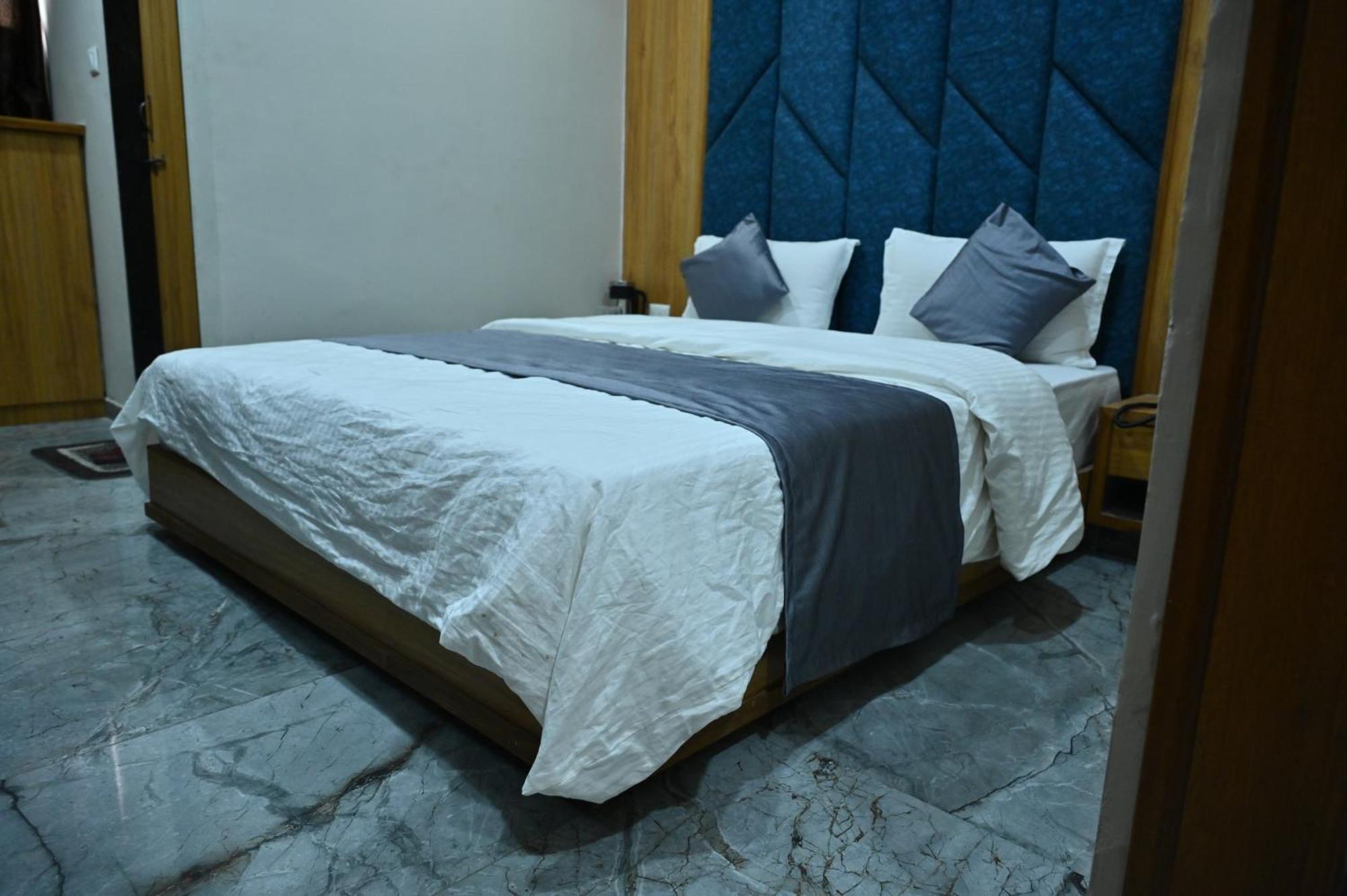 Hotel Sury Villa Ахмедабад Экстерьер фото