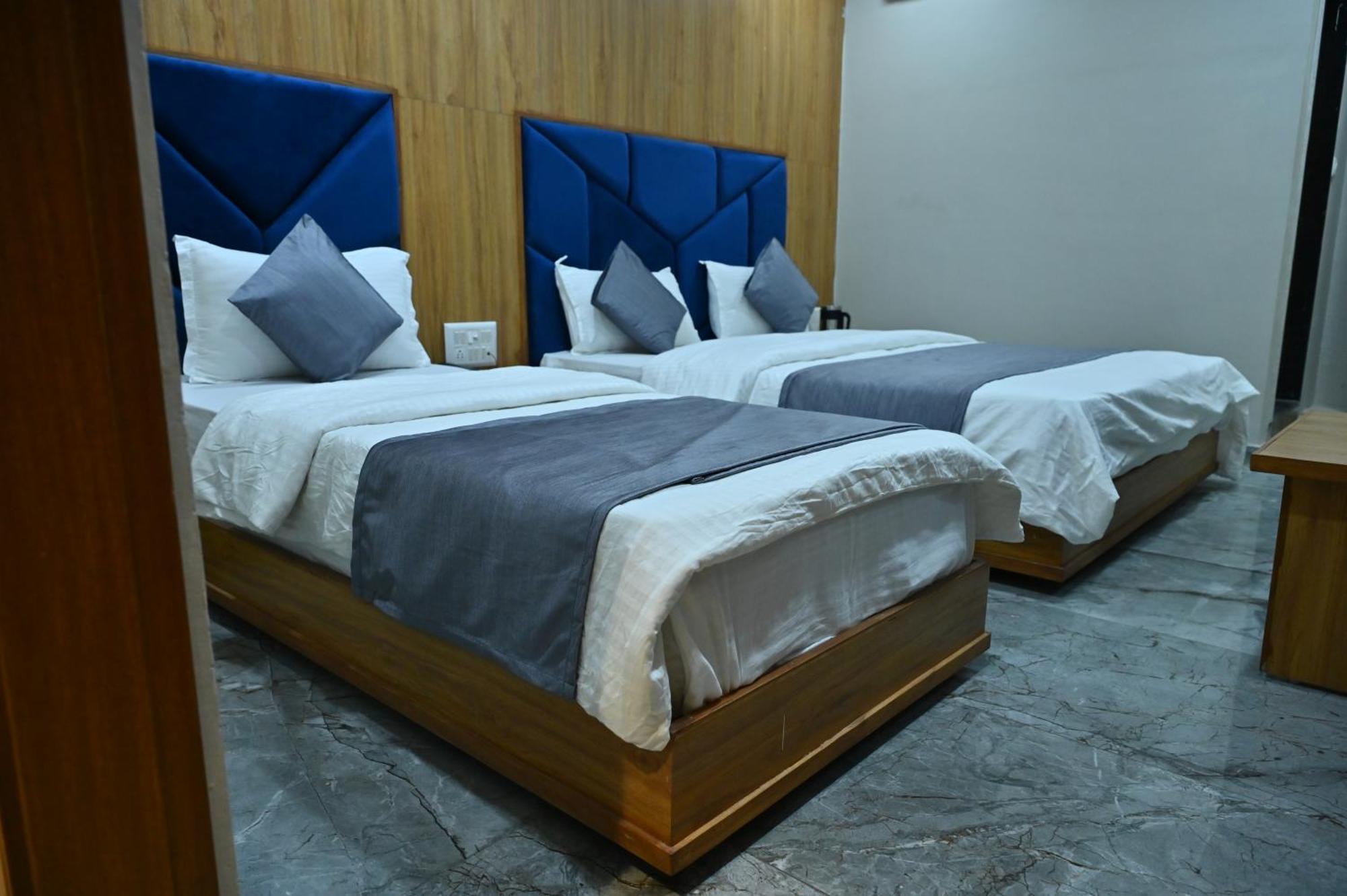 Hotel Sury Villa Ахмедабад Экстерьер фото