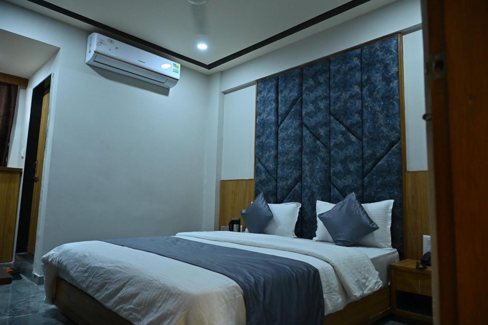 Hotel Sury Villa Ахмедабад Экстерьер фото
